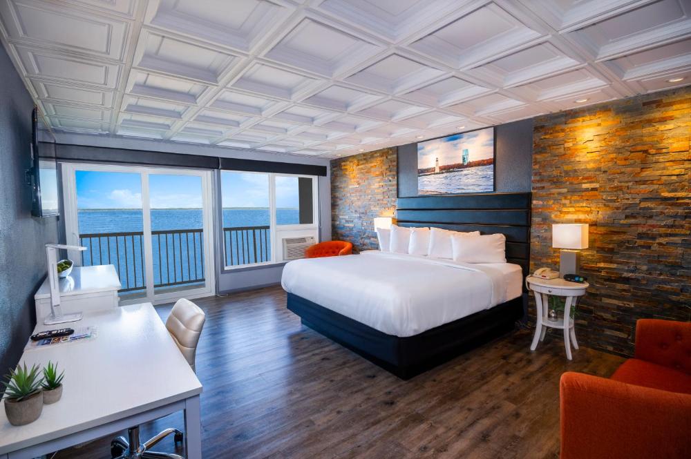 High Tower Lake View One King interior